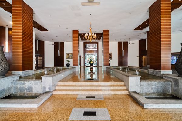 Appartement lumineux, confortable avec piscine, salle de sport et terrain de tennis dans l'immeuble.