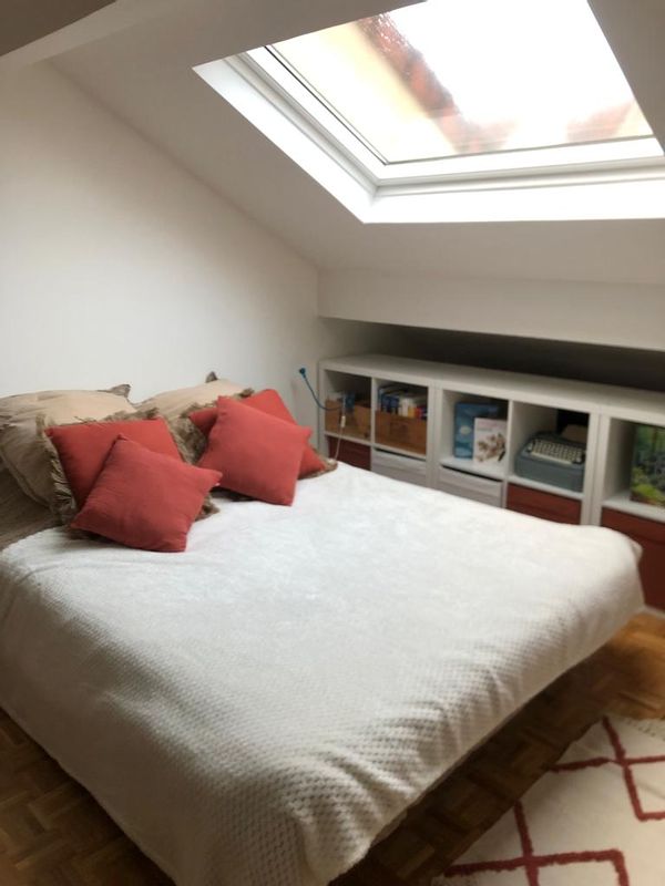 Chambre avec salle de bain, espace double bureau et dressing.