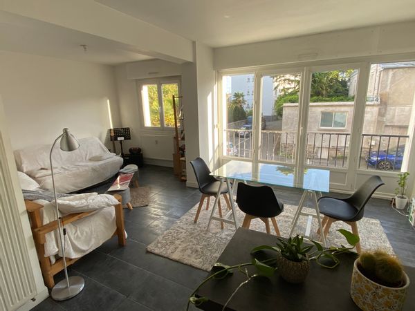 Appartement lumineux avec un surf, un vélo et des guitares