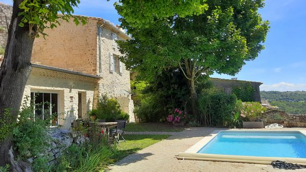 Maison de caractère avec piscine dans la Drôme