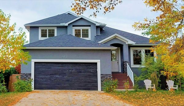 Custom-built home in Calgary, Close to Banff and the Canadian Rockies