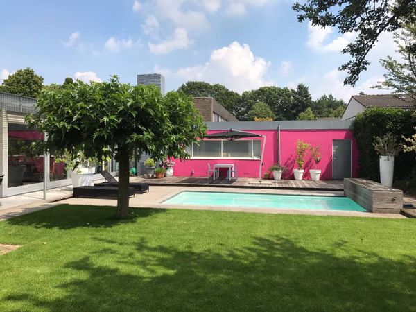 Lovely colorful house with (non heated) pool & private garden