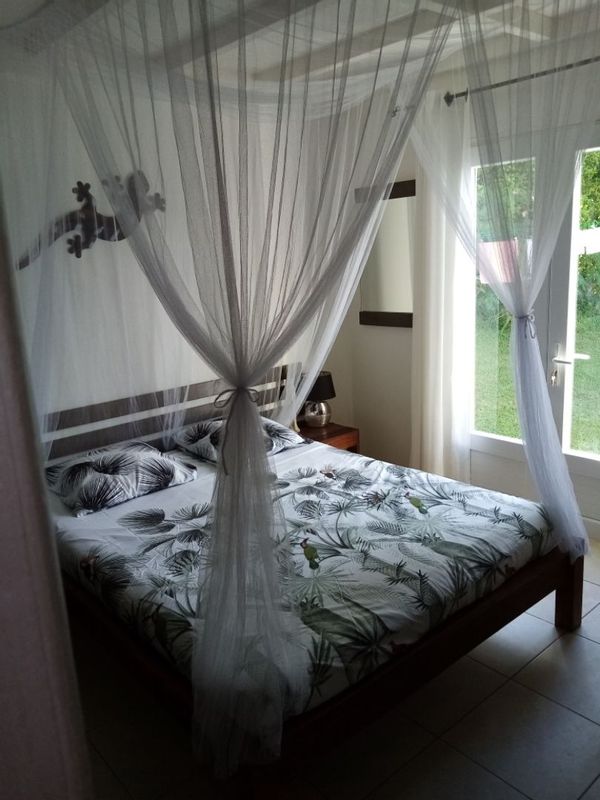 chambre indépendante. A 300 mètres plage privée