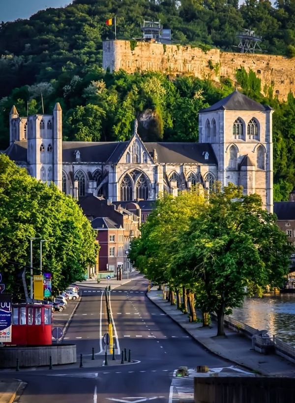 Pile entre Namur et Liege