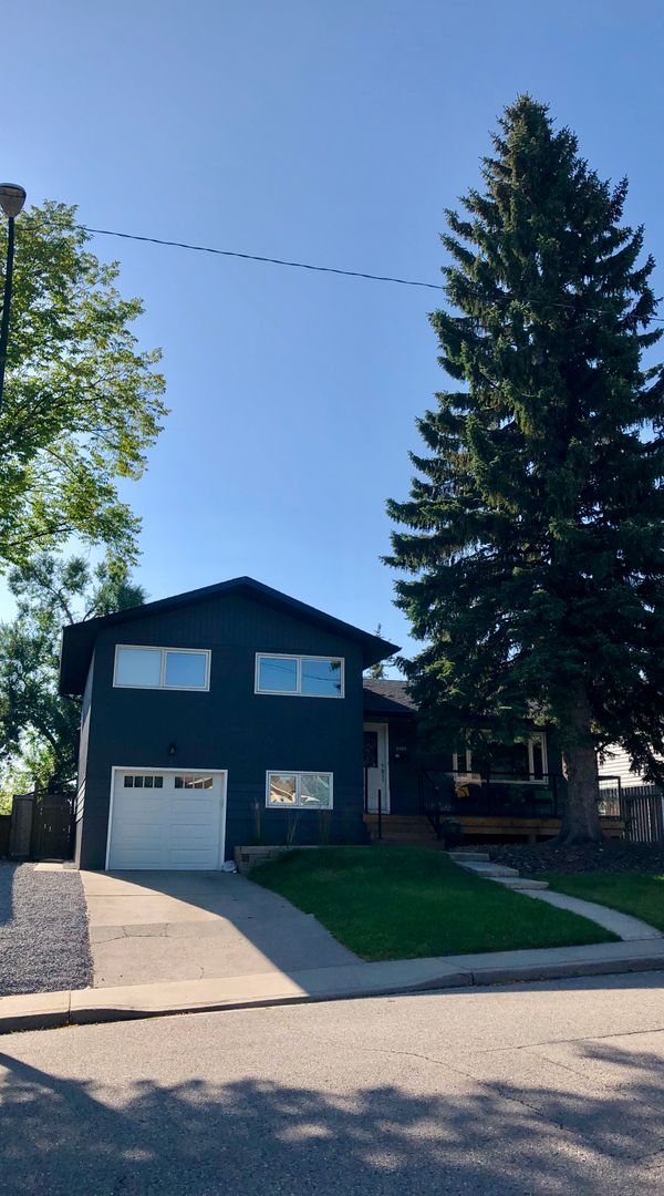 Calgary Retreat: Christmas Available! Prime Location Near Downtown & University of Calgary