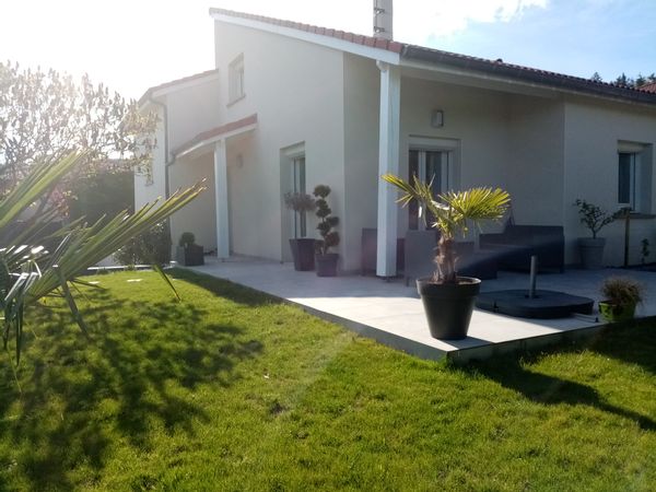 La maison de Jérome, Jorgina, Ynès et Noé en Auvergne proche de la chaîne des puys, avec jacuzzi