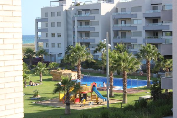 Piso con piscina comunitaria en zona de playa. Ferran y Natalia