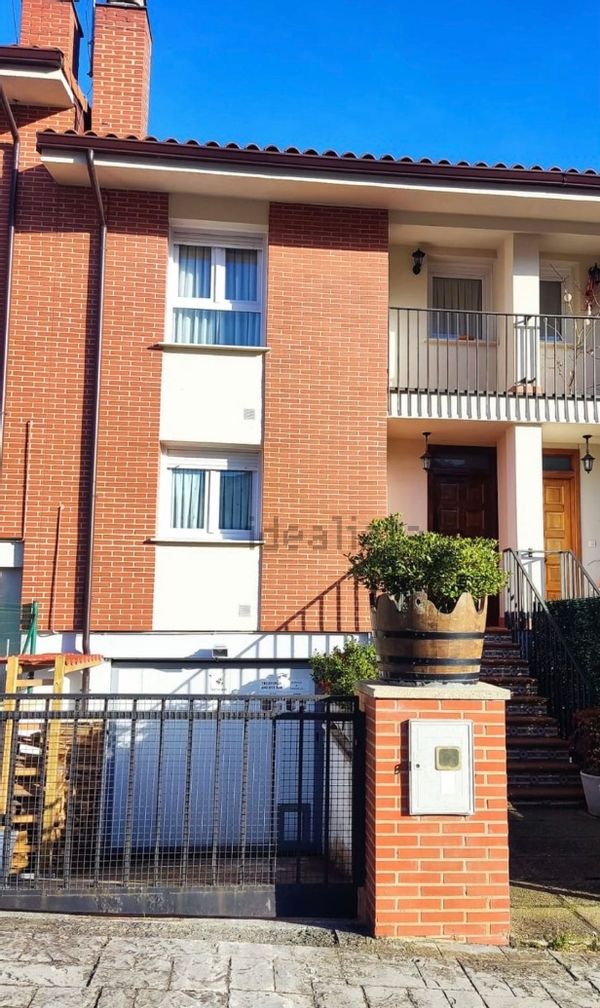 Townhouse with terrace in a movie-like village, 30 minutes from Bilbao. Basque Country.