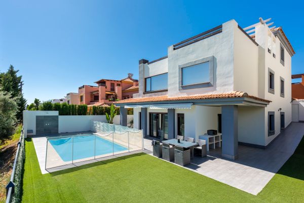 Casa independiente con piscina en campo de golf