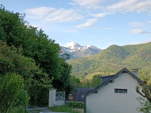 La maison face aux montagnes
