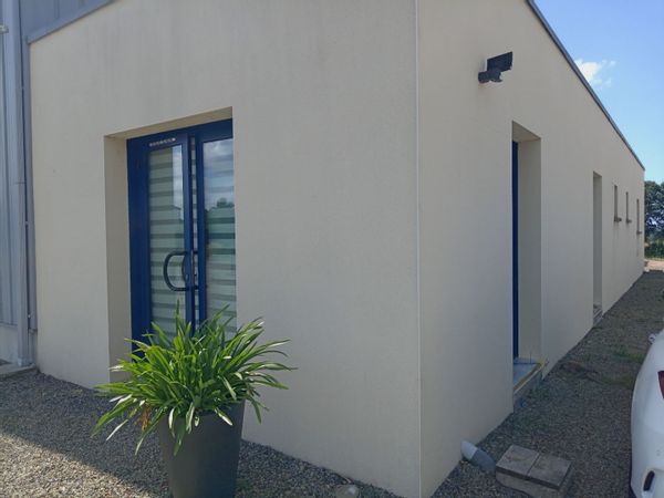 La maison de Sébastien, Timéo, Mahé et leurs deux chats.