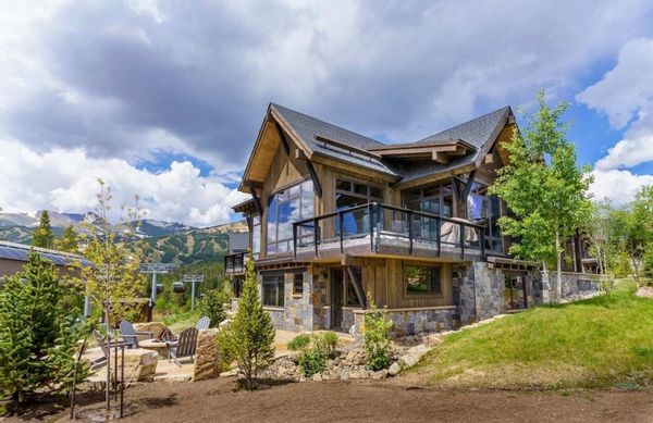 Lux Colorado modern ski chalet at gondola stop-premiere access to ski base & Main St eateries.