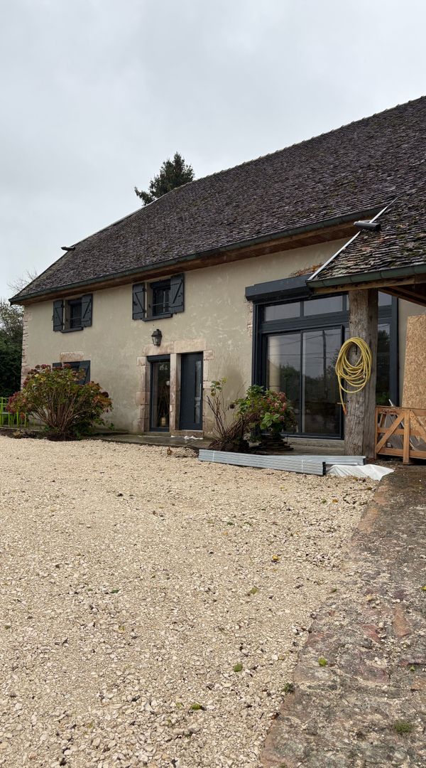 Grande maison familiale avec piscine, terrasse et loisirs en Bourgogne
