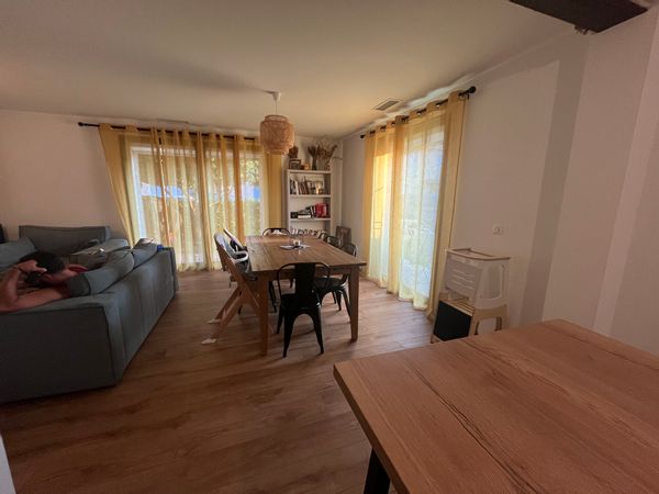 Maison conviviale dans une petite ville tranquille et paisible