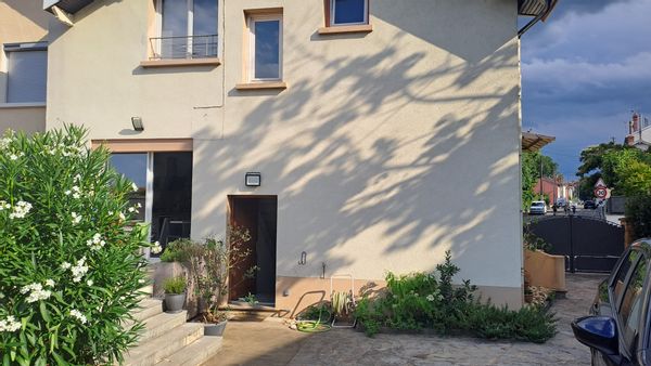 Chambre avec douche wc privés, entrée indépendante, prox métro - idéal court séjour travail / études