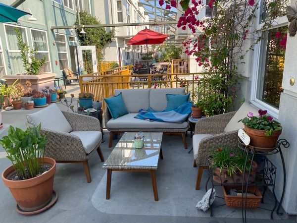 Loft in walkable neighborhood close to resturants, shops and transit. (Four night minimum)
