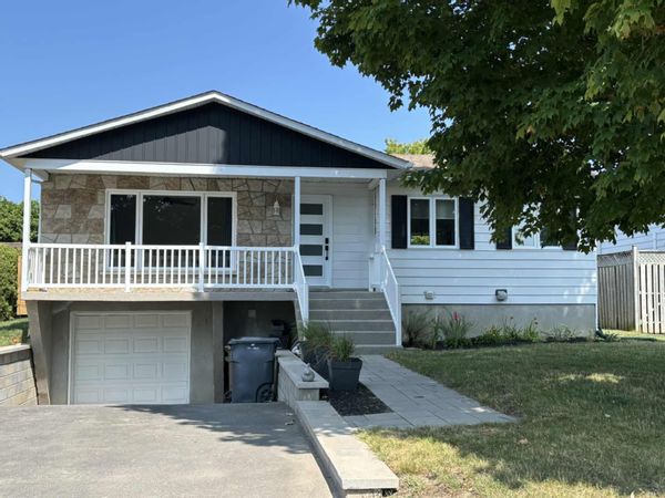 Maison confortable en banlieu de Montréal