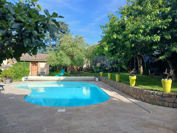 Ancienne ferme rénovée avec piscine, sauna extérieur, bain chaud et filet suspendu