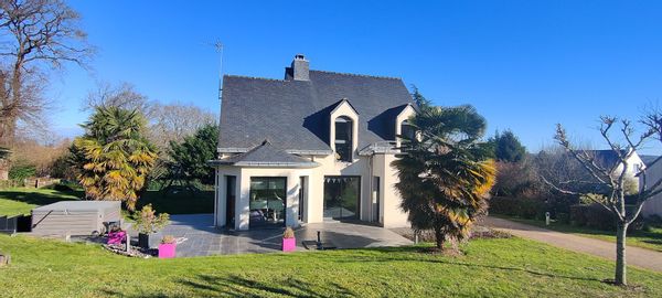 Family home in the heart of a historic village in Brittany