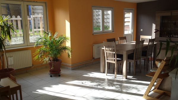 Grande maison lumineuse avec jardin en face des bois