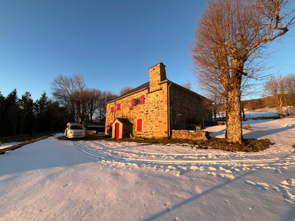 La maison de Pierre ancienne mais bien placé pour visiter l'Ardèche authentique
