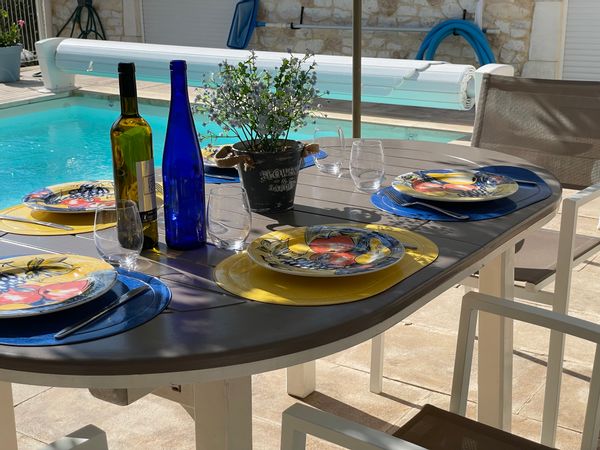 Proche UZES, Dépendance de charme climatisée,  piscine  CHAUFFEE  PRIVATIVE, Borne Recharge voiture