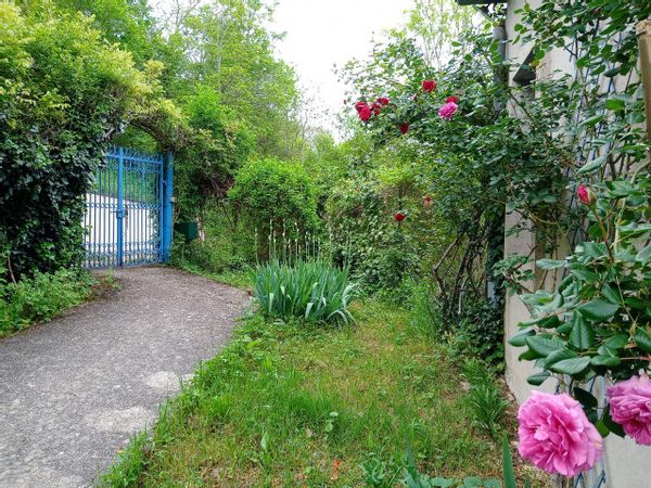 APPARTEMENT PRIVE AU 1ER ETAGE DE NOTRE MAISON AVEC ACCES AU JARDIN