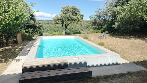2018 Maison et piscine entourées de verdure entre Montpellier et Nimes
