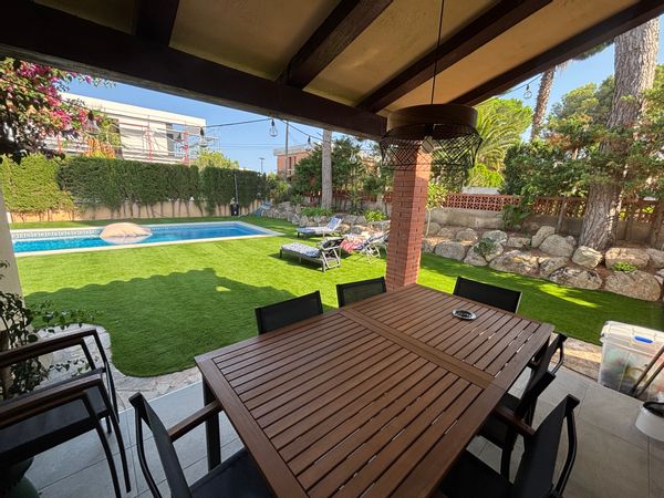 La maison de Jose ,agréable a vivre avec son jardin ,proche des criques et de Playa d aro