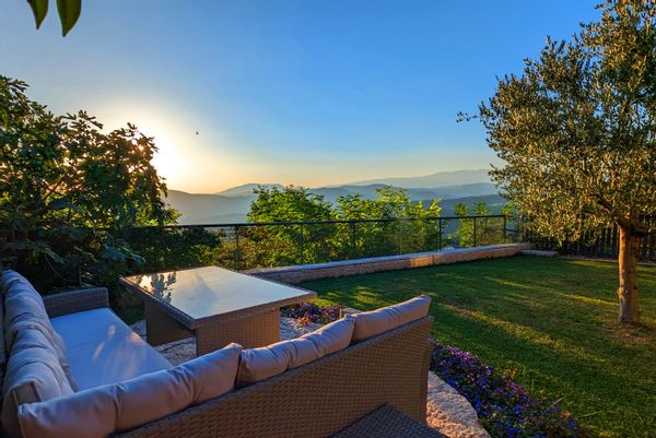 Villa panoramique sur collines pittoresques dominant Vérone, près lac de Garde & monts Lessini.