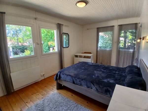 Chambre, salle d'eau, wc et cuisine: rien que pour vous ! Entrée indépendante, parking sécurisé.