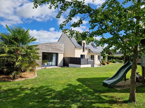 Grande maison avec jardin à proximité des plages.