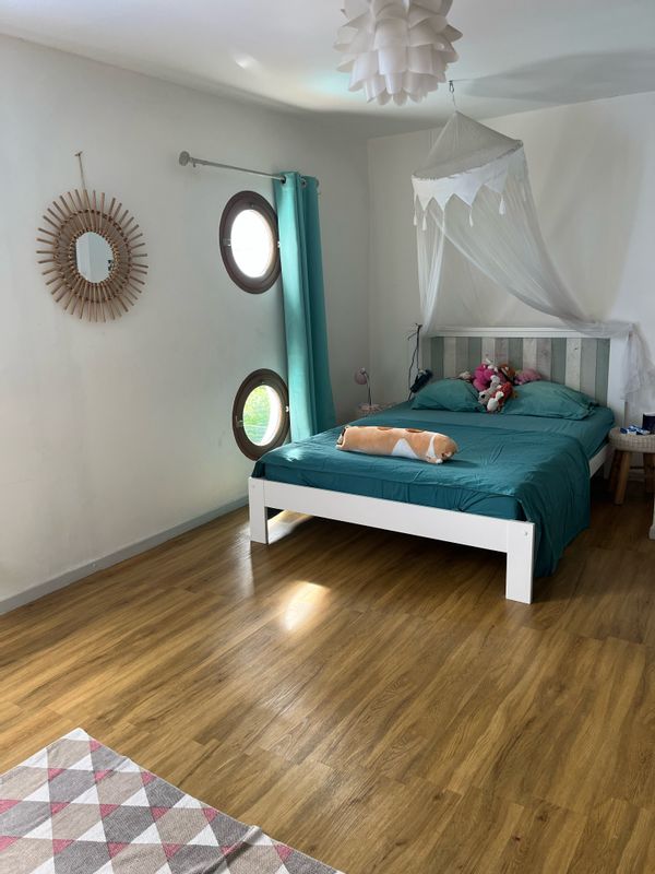 Maison dans une petite ville calme