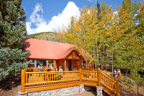 Charming 4 Bedroom Luxury Ski Chalet Steps from the Ski Lifts