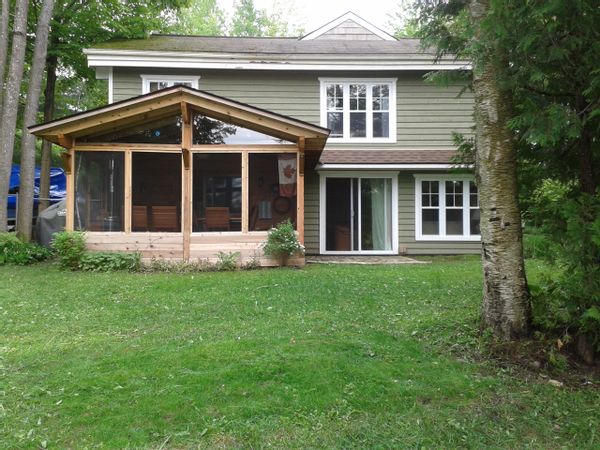 Lovely 5 bedroon Muskoka Country House on the water