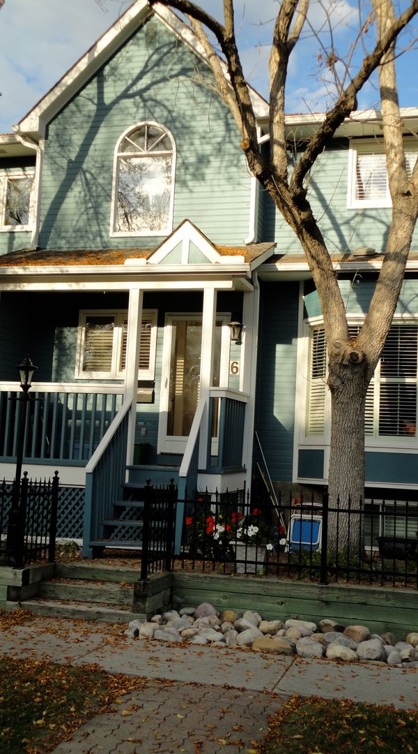 Executive town home in a quiet inner-city neighbourhood