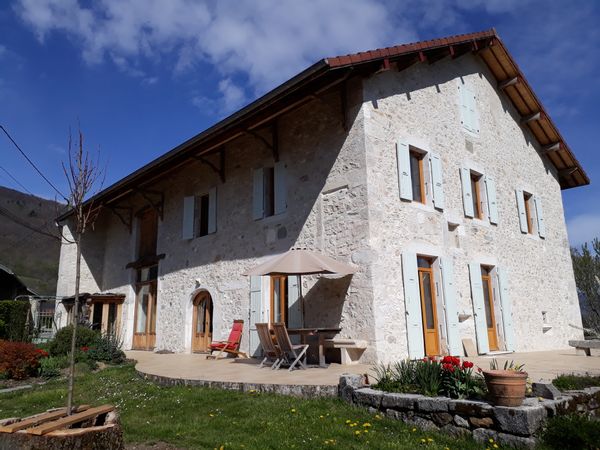 Grande maison au coeur d'un village face au Mont-Blanc, à la croisée de Genève, Annecy et Aix les Bains . Disponible contre guest points du 30 juillet au 9 août.
