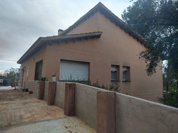 quiet house with swimming pool and garden near barcelona