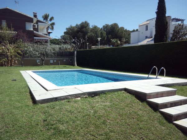 House with garden and pool in front of the beach. Torredembarra.