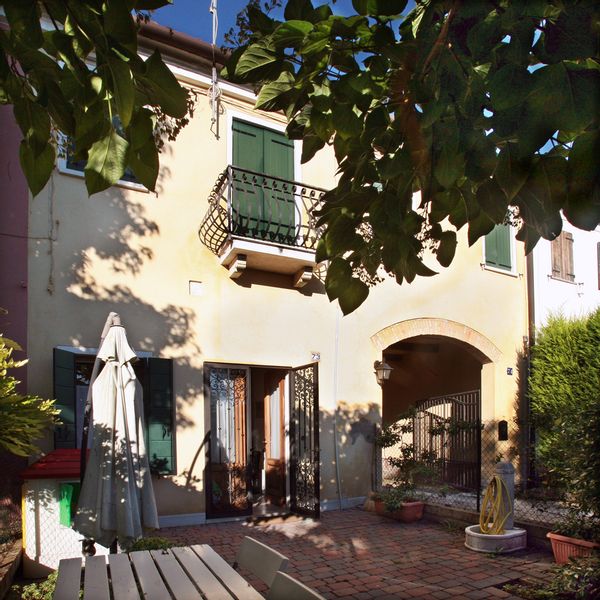 La casa tra campagna e laguna.