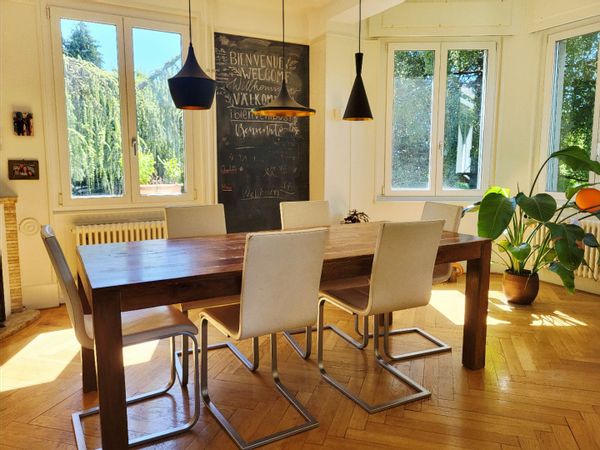 Maison en ville dans la verdure