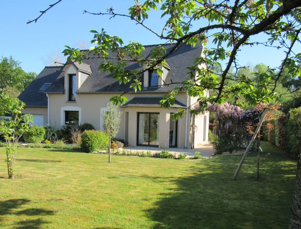 La maison à proximité de Saint-Malo, son bois et ses chants d'oiseaux