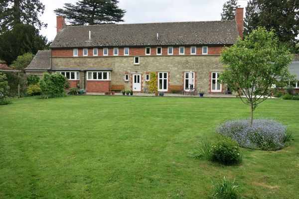 3 bed house with garden in beautiful Cotswold village