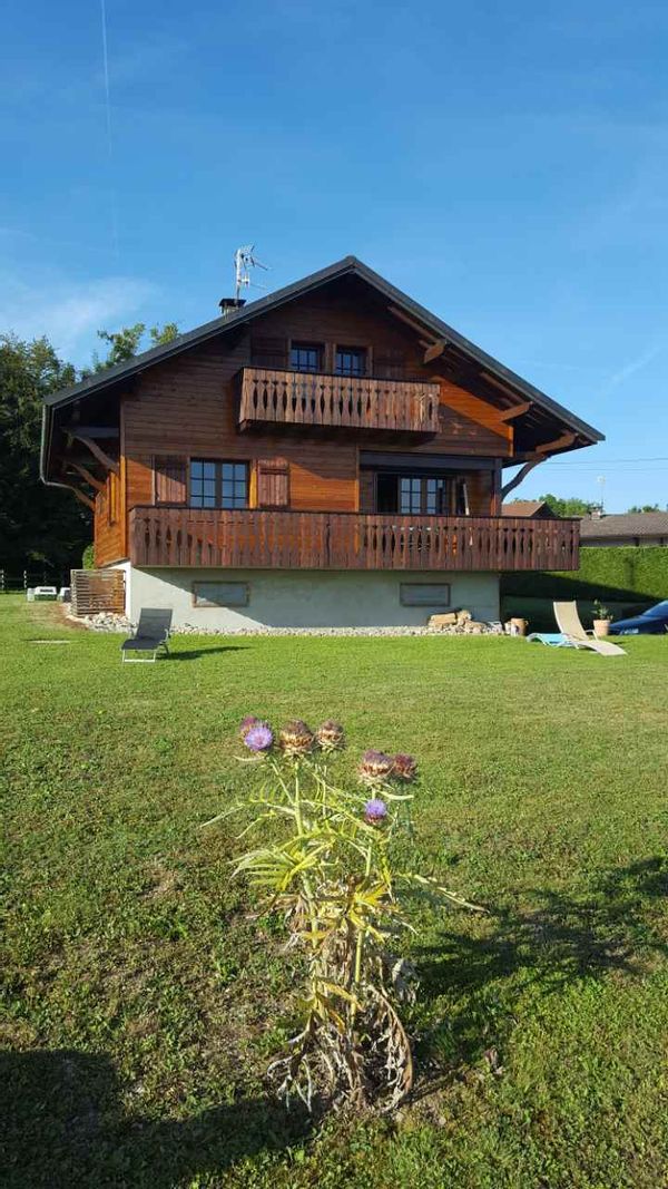 Chalet savoyard entre lac et montagne