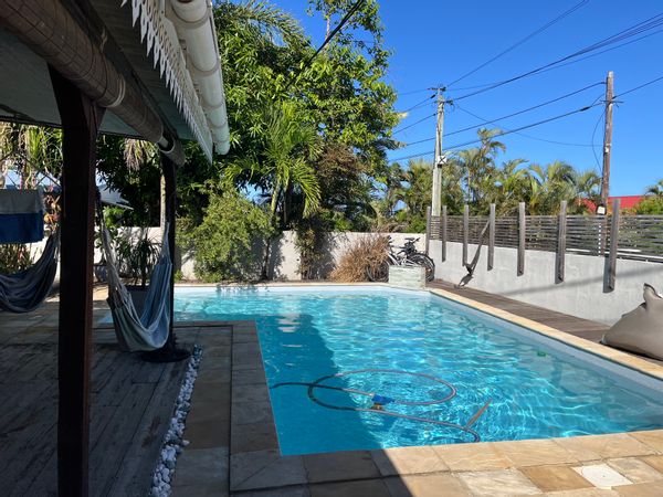 Maison au coeur de terre Sainte à 5 mn à pied de la plage, quartier résidentiel très calme. Accès rapide au centre ville 4 chambres, piscine et jardin 2 terrasses couvertes et 1 salle de musique