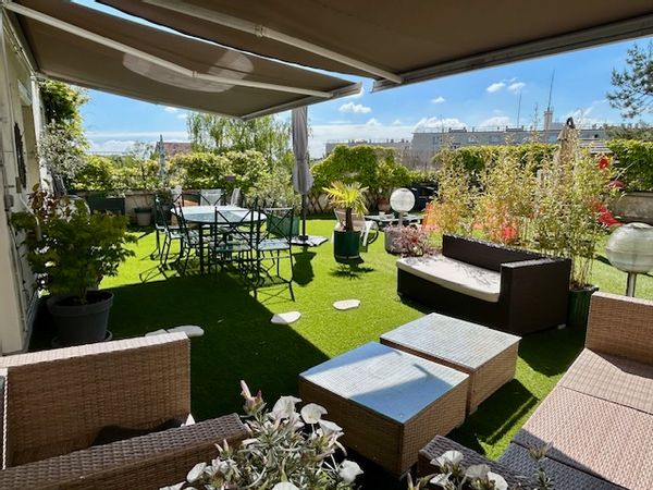 Grande terrasse vue Tour Eiffel aux portes de Paris;