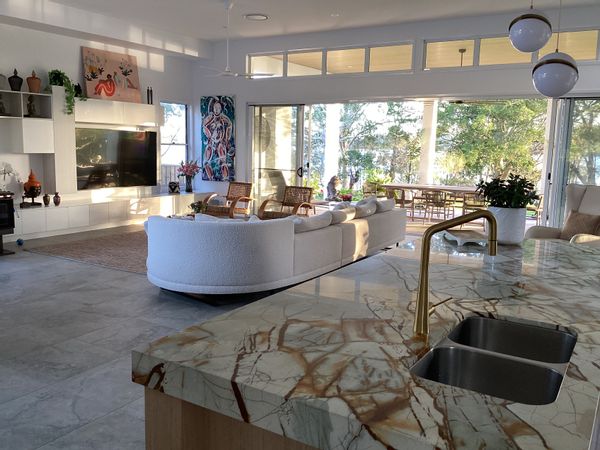 LAKESIDE LUXURY