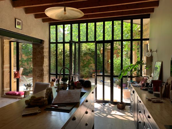 Lyon - Maison en pierres dorées dans les Monts d'Or