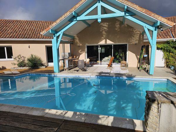 Stunning 3-bedroom house in a stunning village near Pau with swimming pool and mountain view.