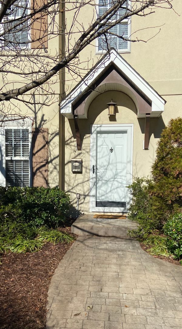 Modern family friendly home in Downtown. Looking for 1 month exchange - June/July/ or August 2024